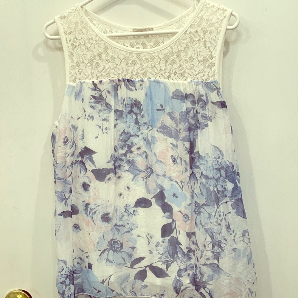 Cute, flowing tank top with lace and flowers